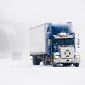 Спасатели помогли замерзавшему при –27 градусах на трассе дальнобойщику