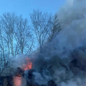 В Ачинске пожарные больше часа тушили пылающий бесхозный барак