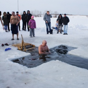 Сотрудники полиции обеспечивают охрану общественного порядка во время крещенских праздников