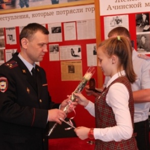«8 марта в каждый дом»: Начальник МО МВД России «Ачинский» вручил паспорта гражданина Российской Федерации юным ачинкам