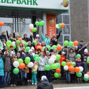 Более 5 тысяч горожан вышли сегодня в Ачинске на первомайскую демонстрацию