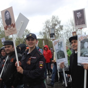 В Ачинске полицейские, ветераны ОВД и учащиеся правового класса приняли участие во Всероссийской акции «Бессмертный полк»