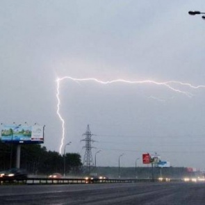 Синоптики предупредили об опасных грозах и сильнейшем ветре