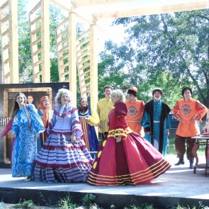 Ачинцев приглашают поиграть в народные игры и выиграть бесплатные билеты на 83-й театральный сезон