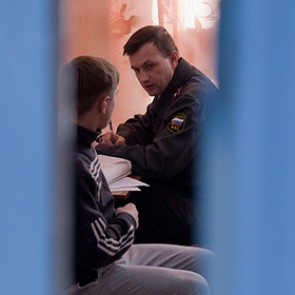 Школьник с судимостью кинул стул в голову учителя в Сибири