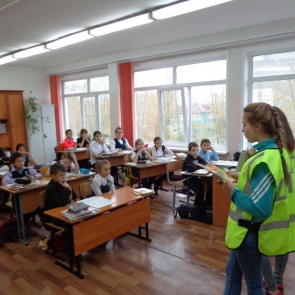 Юные инспекторы движения в Ачинске призвали младших школьников соблюдать ПДД