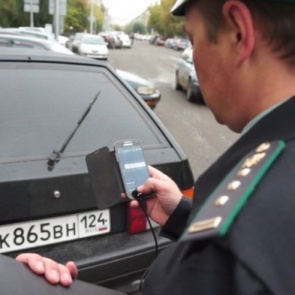 Президент разрешил приставам задерживать должников по алиментам