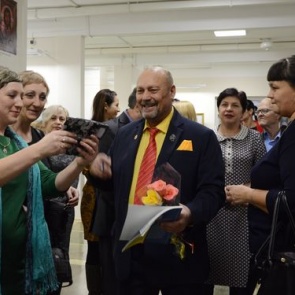 «От сердца к сердцу». В Ачинске открылась персональная выставка знаменитого художника