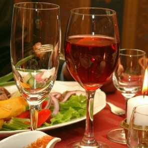 Новогодняя продуктовая корзина обойдется ачинцам дешевле, чем год назад