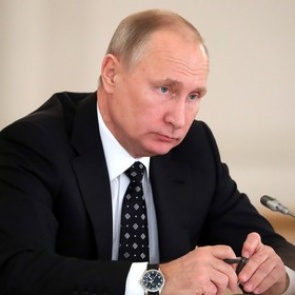 Путин подписал закон о ежемесячных выплатах при рождении первенца