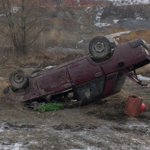 В Ачинске перевернулся автомобиль по дороге на Айдашки