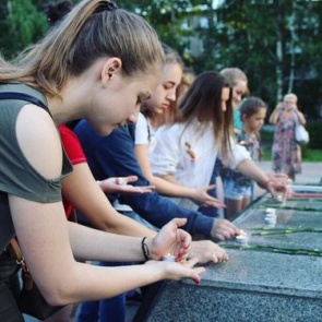 «Я не участвовал в войне, но скорбь о ней горит во мне»: молодежь Ачинска зажгла свечи памяти