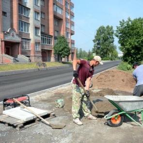 БУДНИ НАШЕГО ГОРОДА: Началось строительство новых тротуаров (видео)