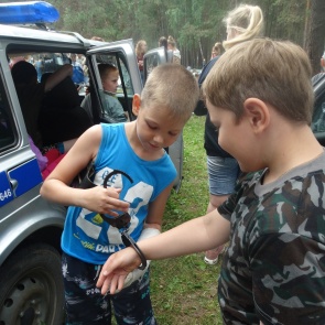 Стражи порядка Ачинска в детском лагере «Сокол» провели акцию «Один день с полицией»