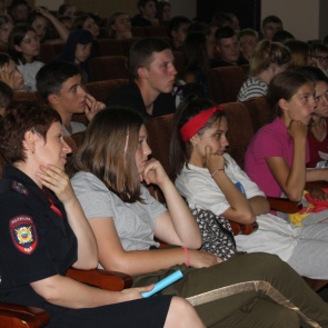 Главный детский полицейский Ачинска встретился с трудовыми отрядами старшеклассников