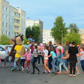 ФОТОРЕПОРТАЖ: Первые праздники в обновленных дворах Ачинска прошли на «Ура!»