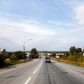 Сотрудники ГИБДД разъясняют правила проезда регулируемого перекрестка федеральной трассы Р-255 и шоссе нефтяников