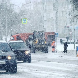 Ачинск завалило снегом. Дорожные службы работают в экстренном режиме