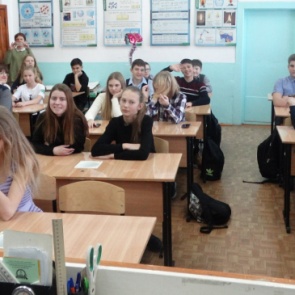 Госавтоинспекторы в Ачинске проводят школьные занятия перед зимними каникулами