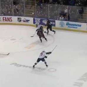 Хоккеист совершил бросок и расколол шайбу пополам