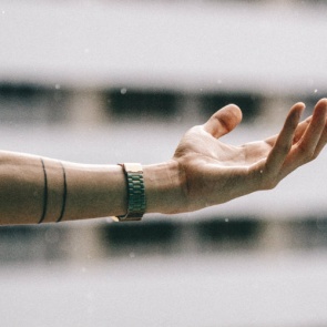 Есть вопрос: почему затекает рука во время сна