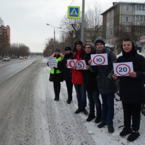 "Живые знаки" призвали ачинских водителей соблюдать скоростной режим на пешеходном переходе