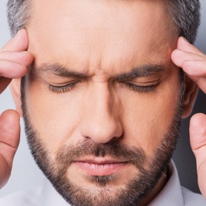 Почему постоянно болит голова в области висков?