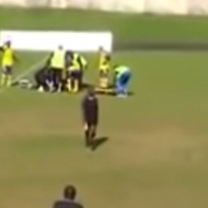 Футболист умер во время матча