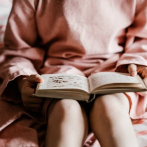 Книжный шкаф: 5 причин, почему чтение полезно для здоровья