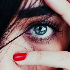 Есть вопрос: почему дергается глаз и как с этим справиться