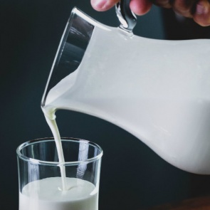 Обезжиренное или цельное: какое молоко полезнее на самом деле