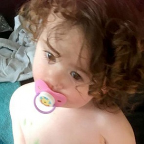 Мать заметила необычный наклон головы дочери и спасла ее от рака