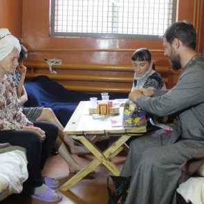 В Ачинске представители общественности посетили ИВС и специальный приемник отдела полиции