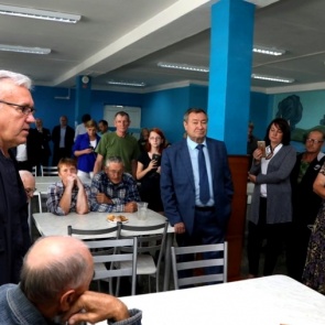 Александр Усс посетил пункт временного пребывания жителей деревни Каменки