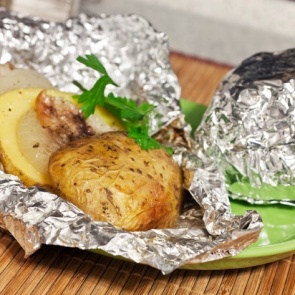 Почему опасно готовить пищу в алюминиевой фольге