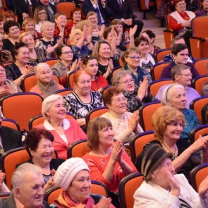 Праздничные концерты, теплые встречи ветеранов и поздравления на дому: Ачинск готовится ко Дню старшего поколения