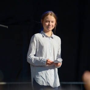 Футбольный тренер назвал 16-летнюю защитницу планеты шлюхой и поплатился