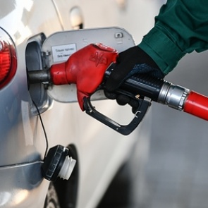 Наказание российских АЗС за недолив топлива отложат