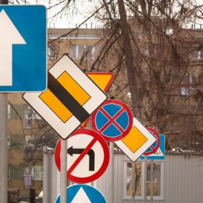 Перекрёстки, запрет обгона и камеры: новые поправки в ПДД коснутся дорожных знаков
