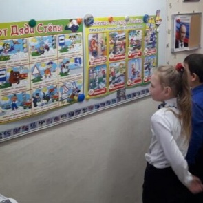 Сотрудники полиции Ачинска презентовали учебным заведениям профилактические плакаты «Советы дяди Степы»