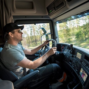 ВОДИТЕЛЯМ ГРУЗОВИКОВ ЗАПРЕТЯТ МНОГО ЕЗДИТЬ ЗА РУЛЕМ
