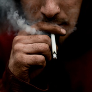 Курившему полвека самокрутки мужчине пришили искусственный язык