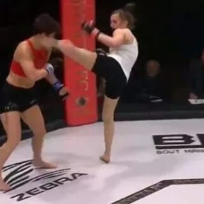 Боец MMA «выключила» соперницу ударом ногой в голову