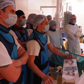 Зацементировал позвонок: робот в краевой больнице впервые провел пациенту уникальную операцию