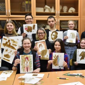 Ачинская детская художественная школа освоила oil-art – технику рисования нефтью