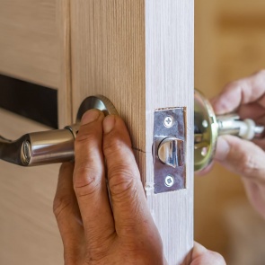 Установка замка в межкомнатную дверь