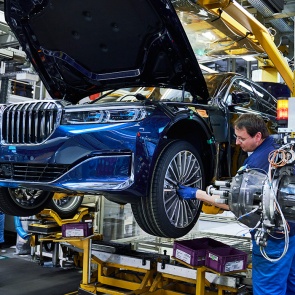 «Решили не поднимать цены». Глава BMW в России сделал заявление