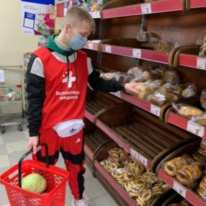 Молодежь Ачинска продолжает оказывать волонтёрскую помощь жителям почетного возраста, находящихся на самоизоляции в период «карантинных каникул»