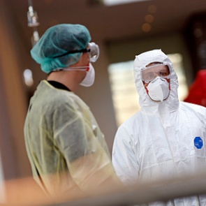 Вакцину от коронавируса начали испытывать на людях