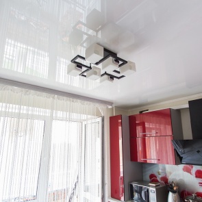 Применяем натяжные потолки на кухне